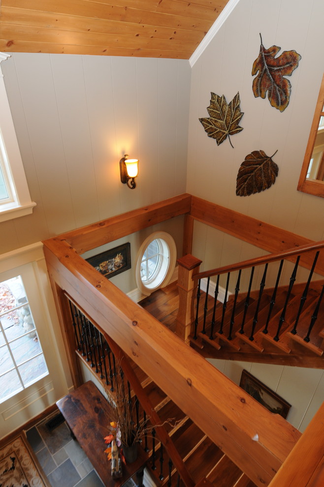 Aménagement d'un escalier craftsman en U avec des marches en bois et des contremarches en bois.