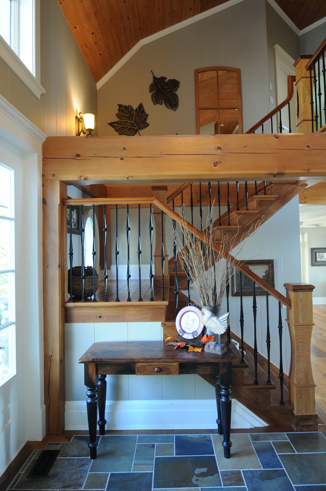 Foto di una scala a "U" american style con pedata in legno e alzata in legno