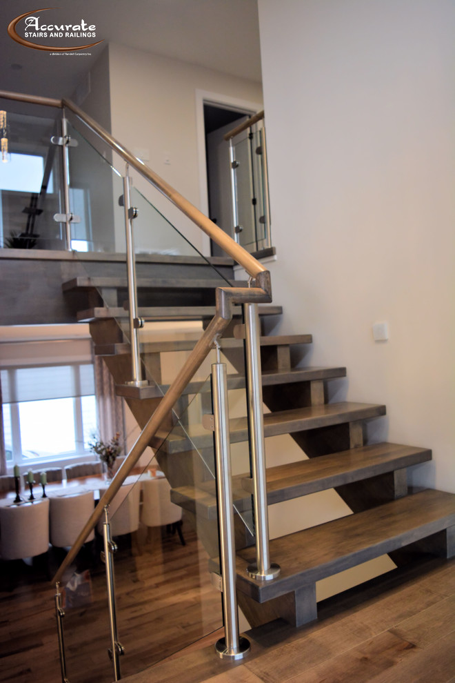 Пример оригинального дизайна: п-образная лестница в стиле модернизм с деревянными ступенями и стеклянными перилами без подступенок