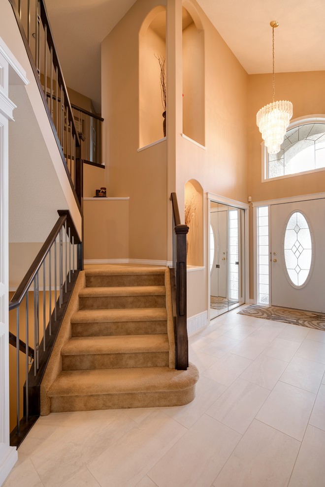 Свежая идея для дизайна: п-образная лестница среднего размера в стиле ретро с ступенями с ковровым покрытием и ковровыми подступенками - отличное фото интерьера