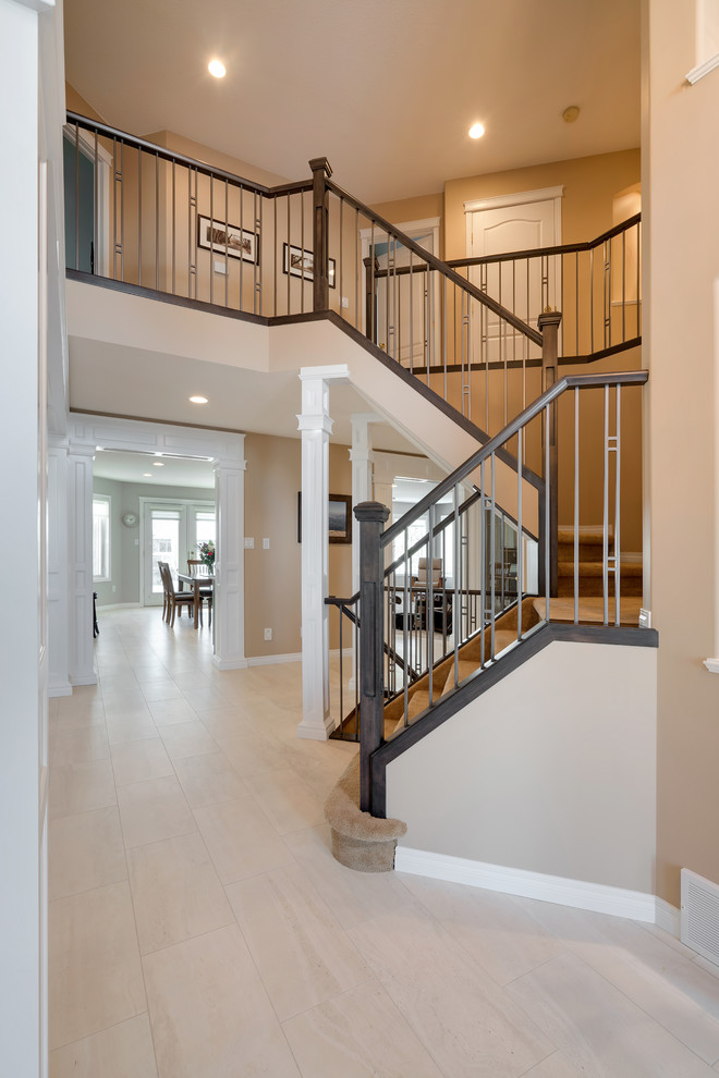 Стильный дизайн: п-образная лестница среднего размера в стиле ретро с ступенями с ковровым покрытием и ковровыми подступенками - последний тренд