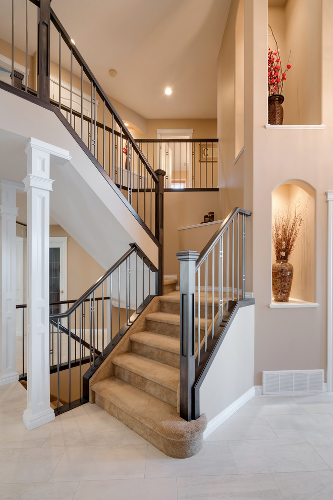 Пример оригинального дизайна: п-образная лестница среднего размера в стиле ретро с ступенями с ковровым покрытием и ковровыми подступенками