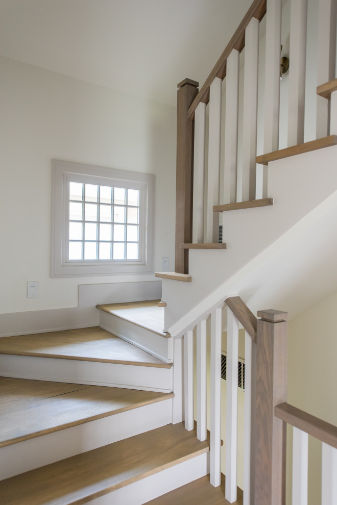 Imagen de escalera en U clásica renovada pequeña con escalones de madera, contrahuellas de madera y barandilla de madera
