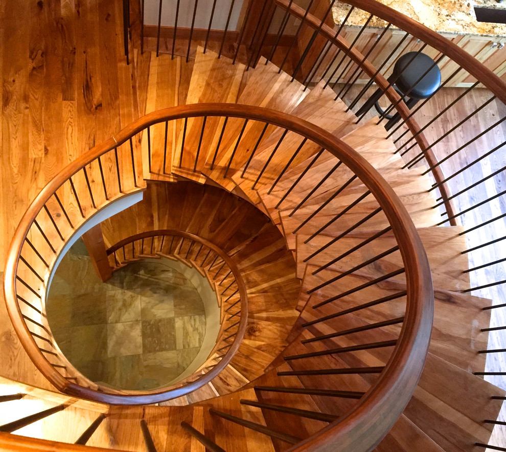 Пример оригинального дизайна: большая винтовая деревянная лестница в стиле рустика с деревянными ступенями и деревянными перилами