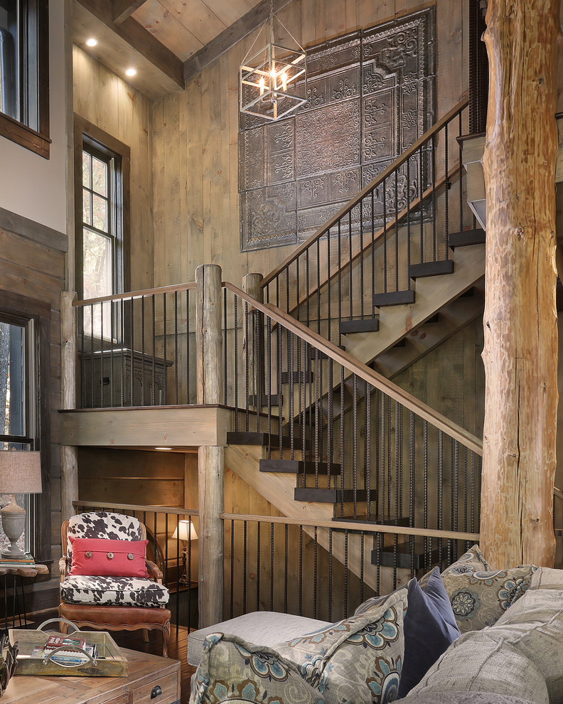 Imagen de escalera en U de estilo americano de tamaño medio con escalones de madera y contrahuellas de madera