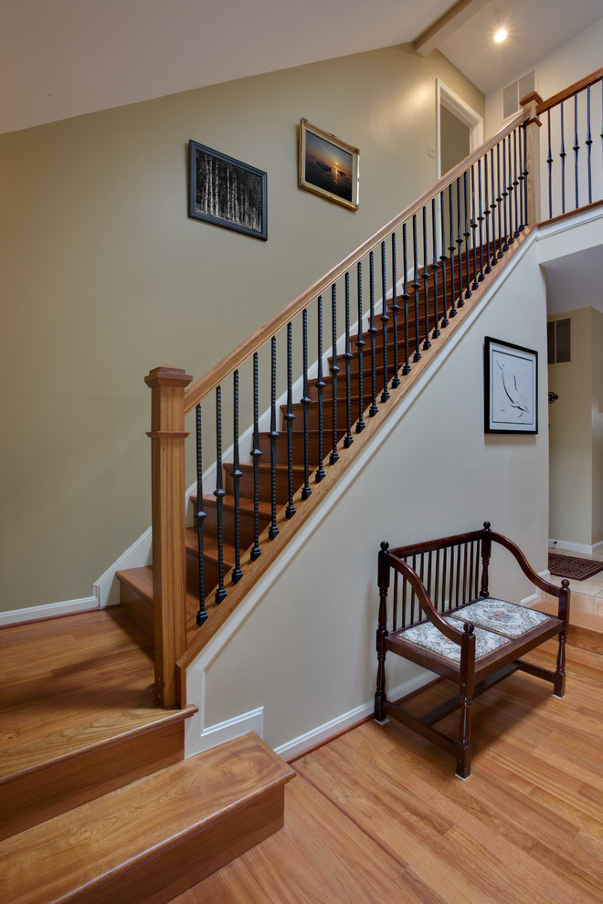 Foto de escalera en L tradicional de tamaño medio con escalones de madera y contrahuellas de madera