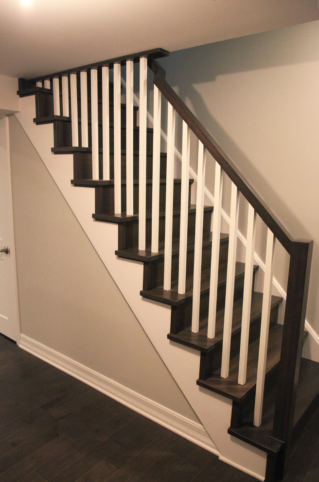 Diseño de escalera recta moderna de tamaño medio con escalones de madera y contrahuellas de madera