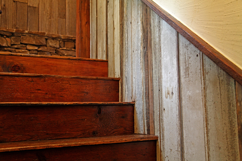 Свежая идея для дизайна: маленькая прямая деревянная лестница в стиле рустика с деревянными ступенями для на участке и в саду - отличное фото интерьера