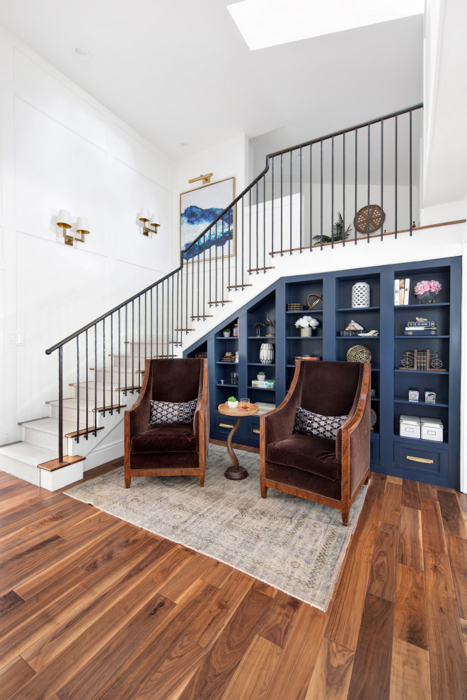 Diseño de escalera en L de estilo de casa de campo con escalones de madera, contrahuellas de madera pintada y barandilla de metal