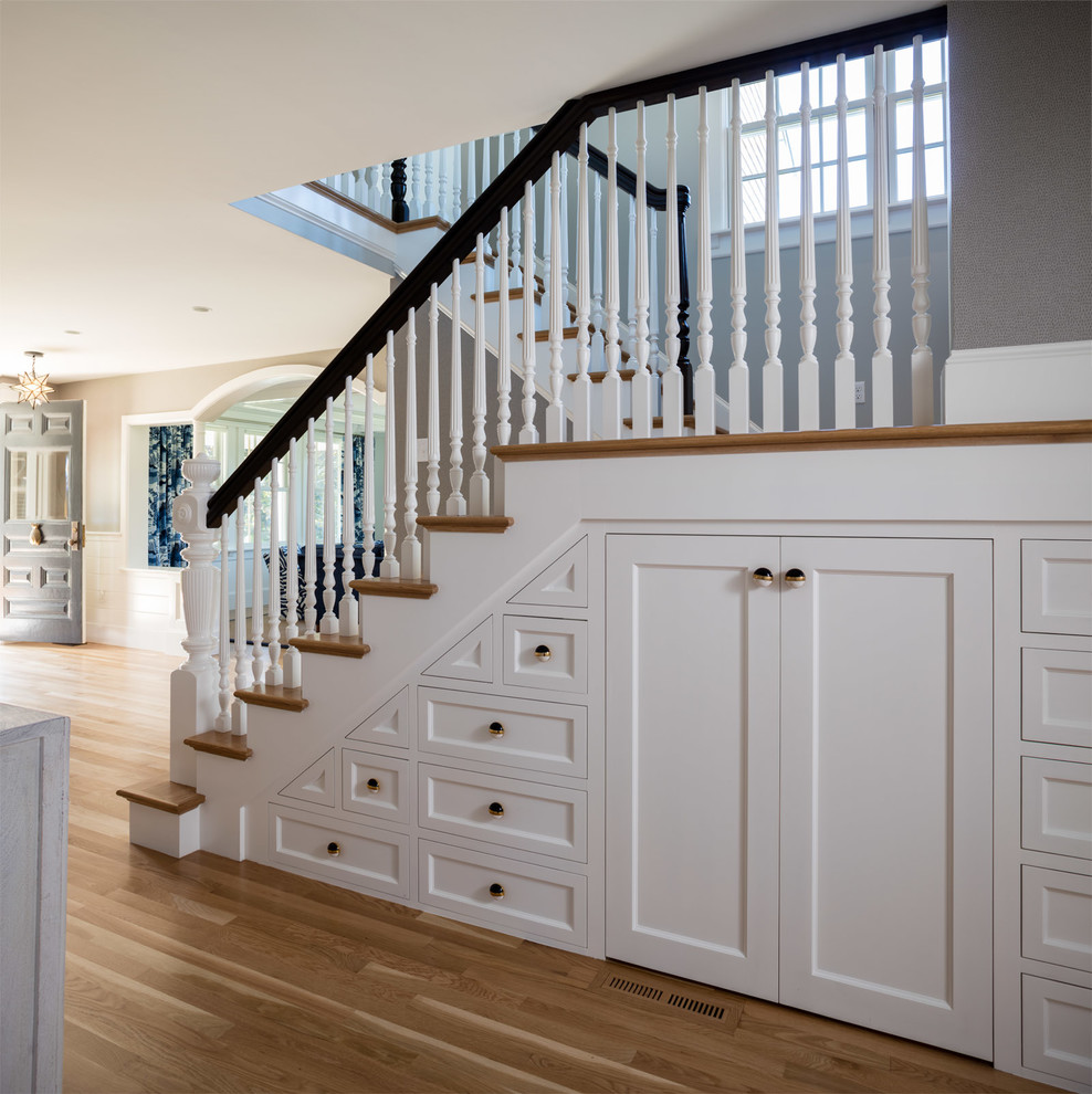 Свежая идея для дизайна: лестница в стиле кантри с кладовкой или шкафом под ней - отличное фото интерьера