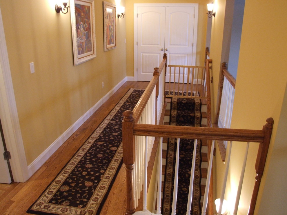 Идея дизайна: прямая лестница среднего размера в классическом стиле с деревянными ступенями и крашенными деревянными подступенками
