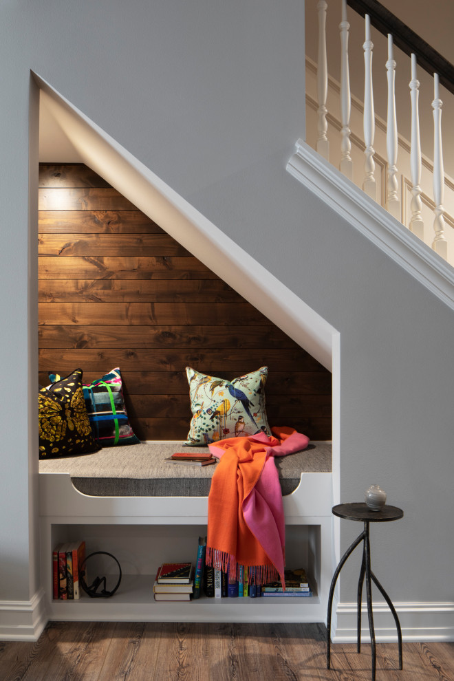 Foto de escalera recta tradicional renovada pequeña con escalones enmoquetados y barandilla de madera