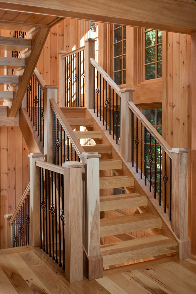 Imagen de escalera suspendida de estilo americano con escalones de madera y contrahuellas de madera