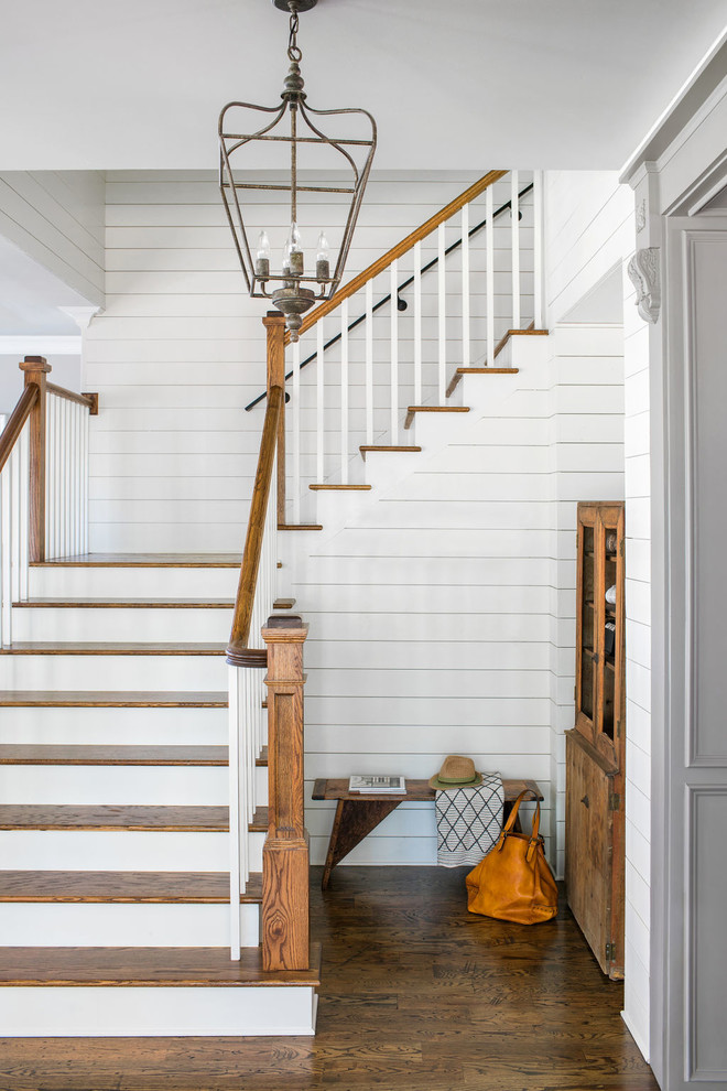 Идея дизайна: угловая деревянная лестница в стиле кантри с деревянными ступенями и деревянными перилами