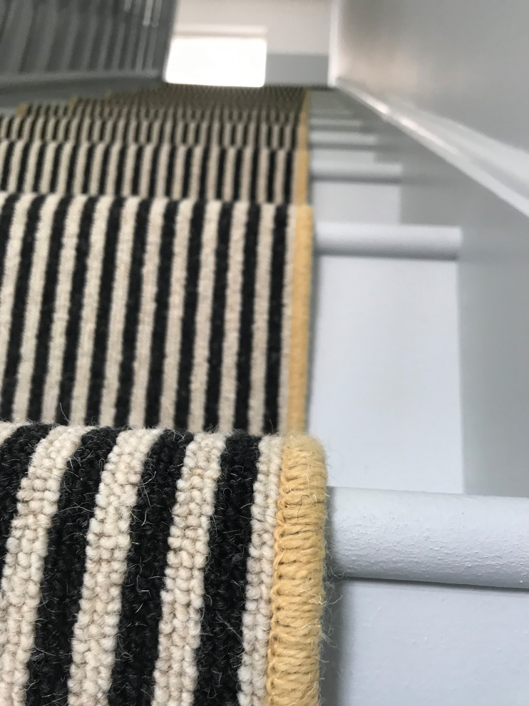 На фото: прямая лестница среднего размера в современном стиле с ступенями с ковровым покрытием, ковровыми подступенками и деревянными перилами с