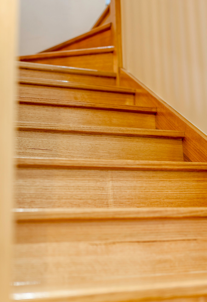 Trendy wooden l-shaped staircase photo in Melbourne with wooden risers