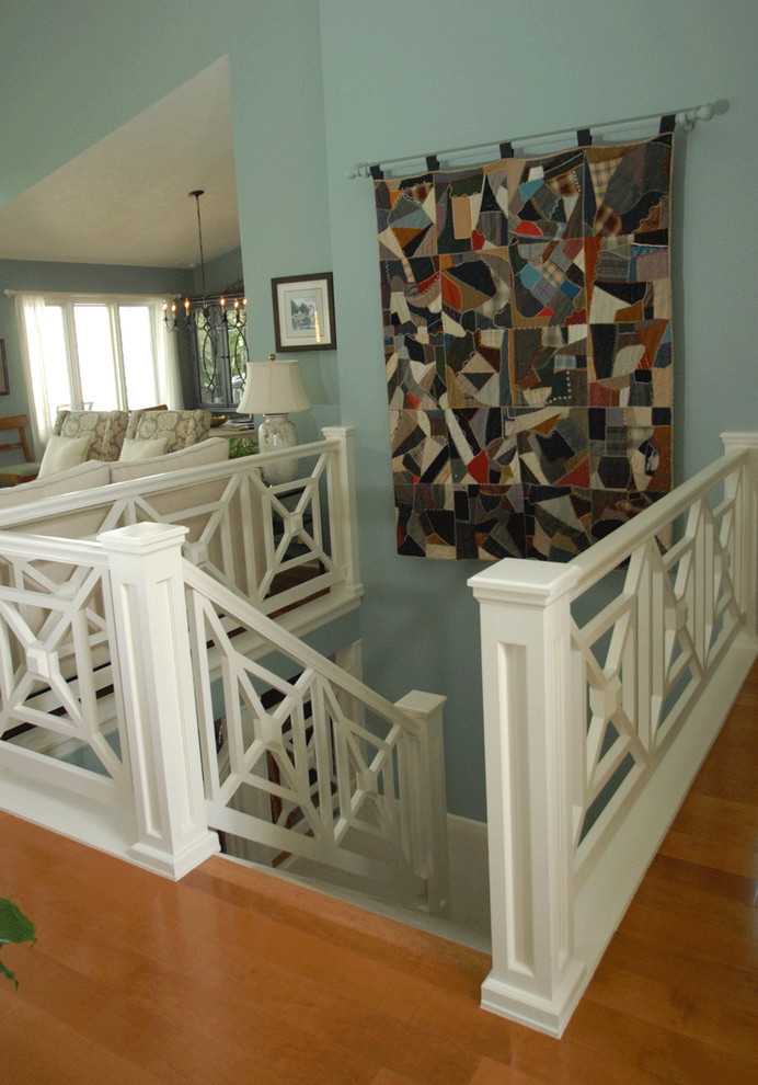 На фото: п-образная лестница среднего размера в стиле неоклассика (современная классика) с ступенями с ковровым покрытием, ковровыми подступенками и деревянными перилами