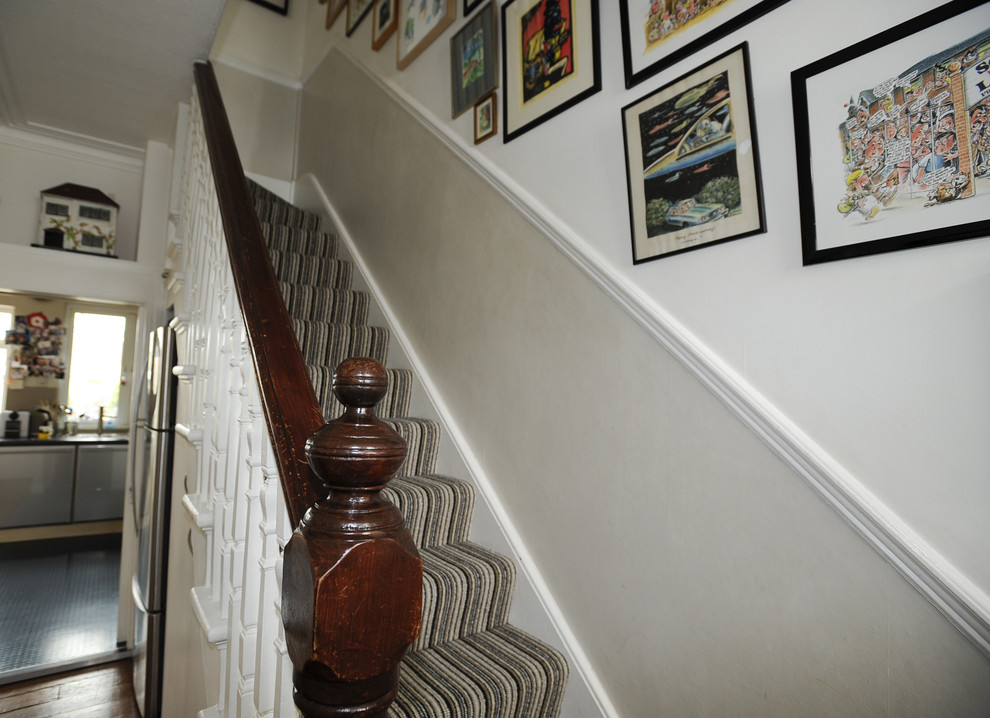 ロンドンにあるエクレクティックスタイルのおしゃれな階段の写真