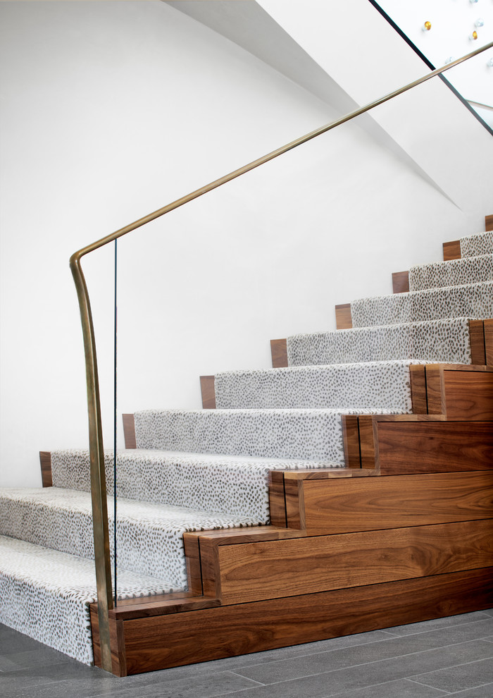 Идея дизайна: п-образная лестница в современном стиле с деревянными ступенями, ковровыми подступенками и металлическими перилами