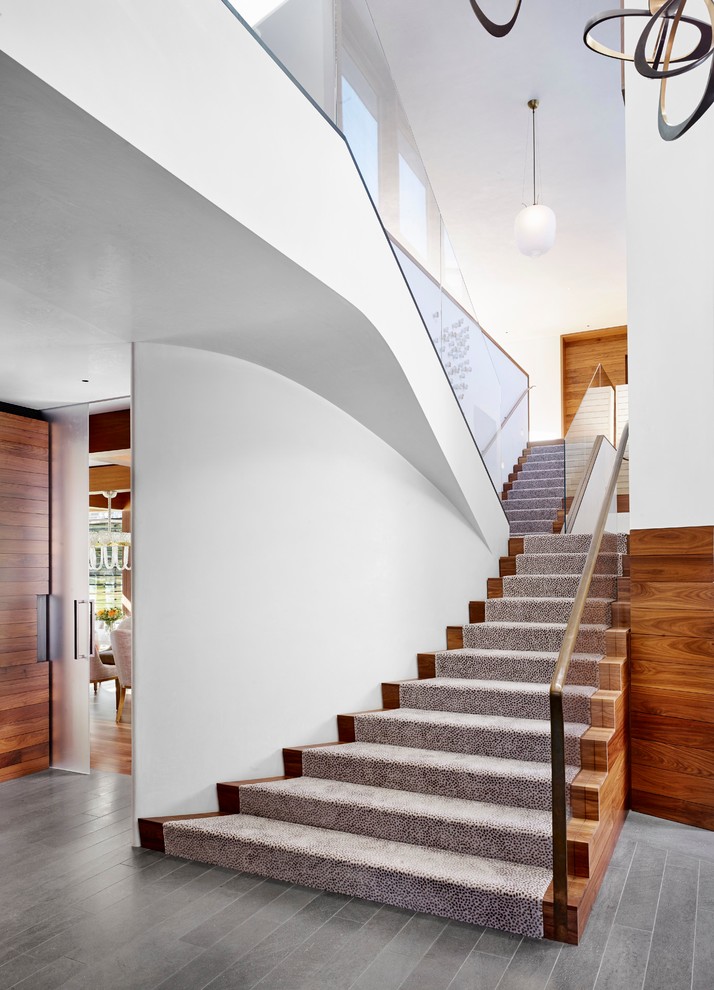 Стильный дизайн: п-образная лестница в современном стиле с ступенями с ковровым покрытием, ковровыми подступенками и металлическими перилами - последний тренд