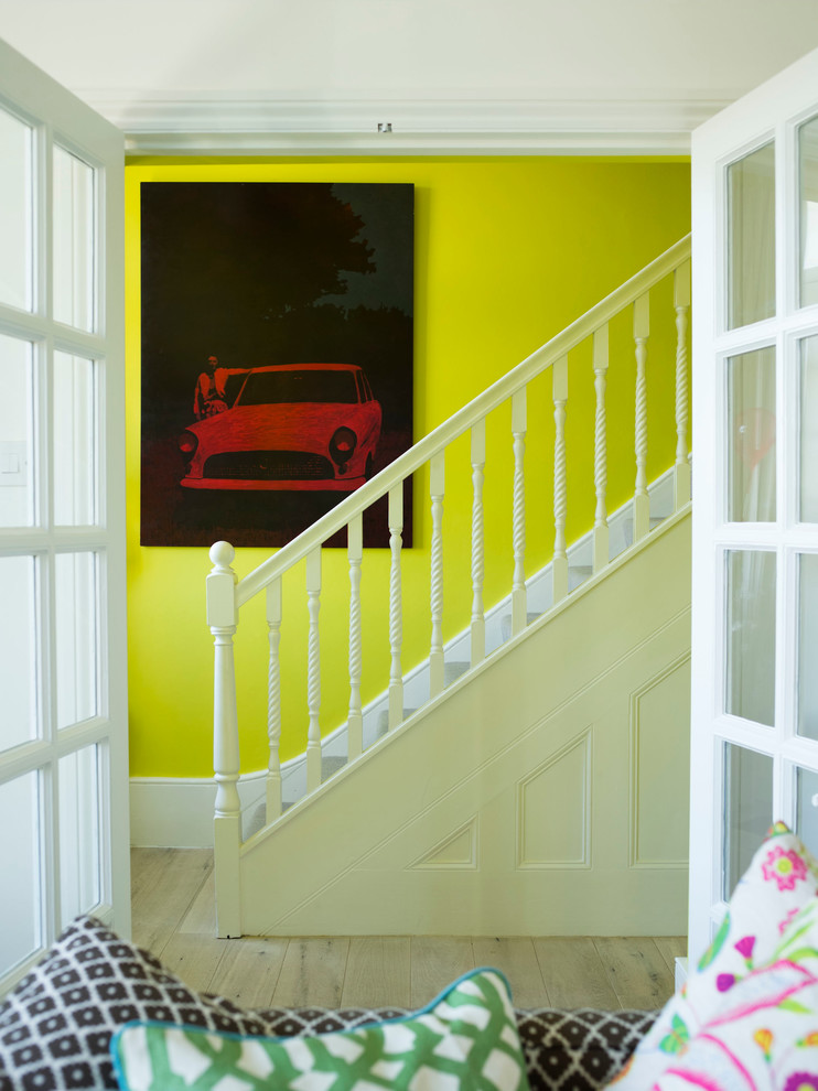 Свежая идея для дизайна: прямая лестница в стиле фьюжн - отличное фото интерьера