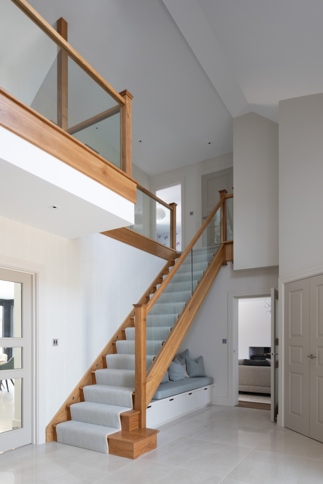 На фото: прямая деревянная лестница в современном стиле с деревянными ступенями и деревянными перилами