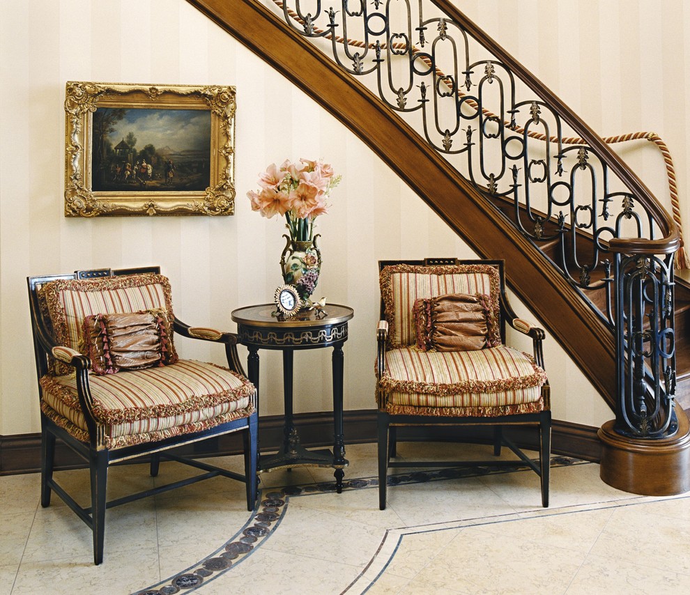 На фото: изогнутая деревянная лестница в классическом стиле с деревянными ступенями с