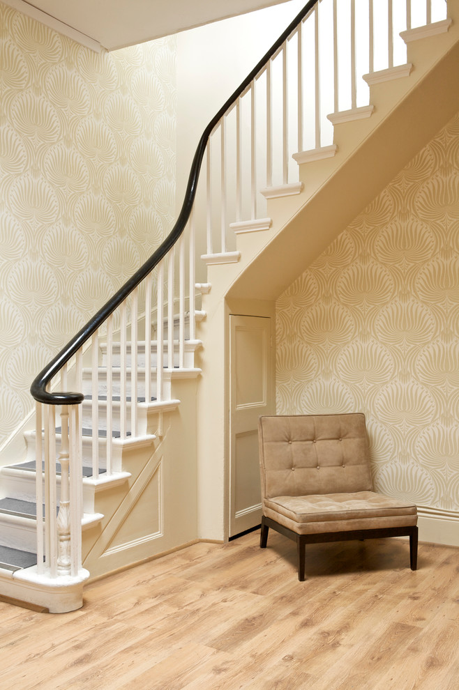 Стильный дизайн: угловая лестница в классическом стиле с крашенными деревянными ступенями и крашенными деревянными подступенками - последний тренд