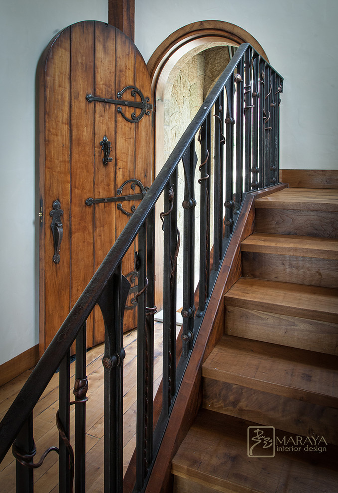 Foto de escalera campestre con escalones de madera y contrahuellas de madera