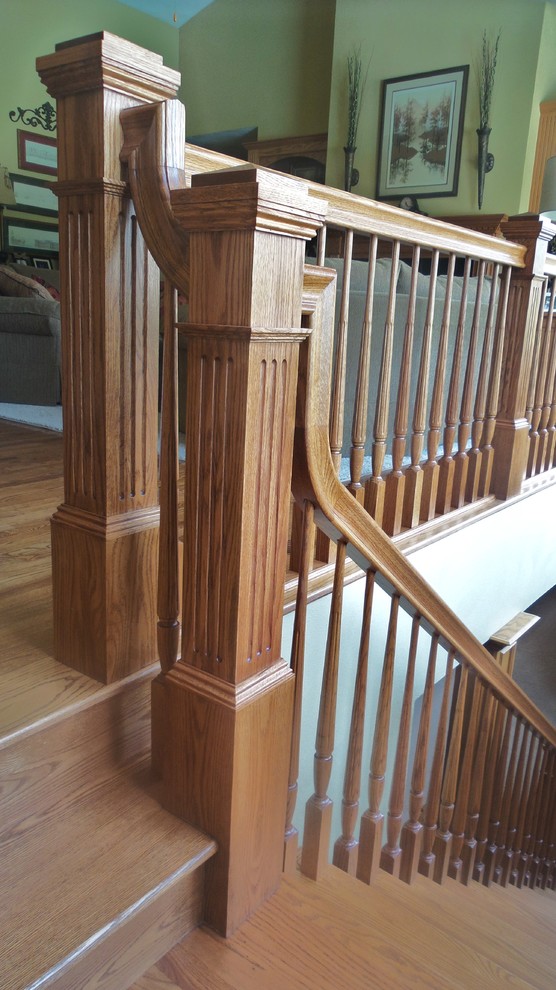 Mittelgroße Klassische Holztreppe in L-Form mit Holz-Setzstufen in St. Louis