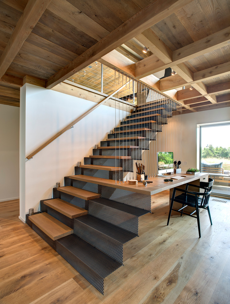 Cette image montre un escalier droit design avec des marches en bois et des contremarches en métal.