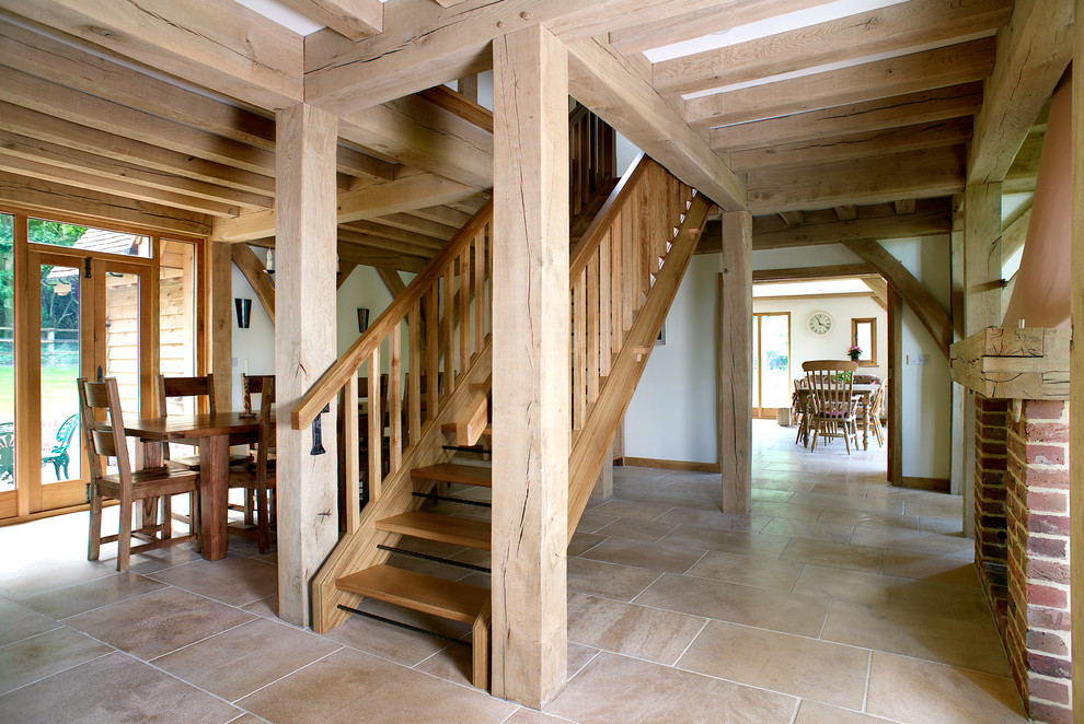 Cette image montre un grand escalier sans contremarche droit chalet avec des marches en bois.