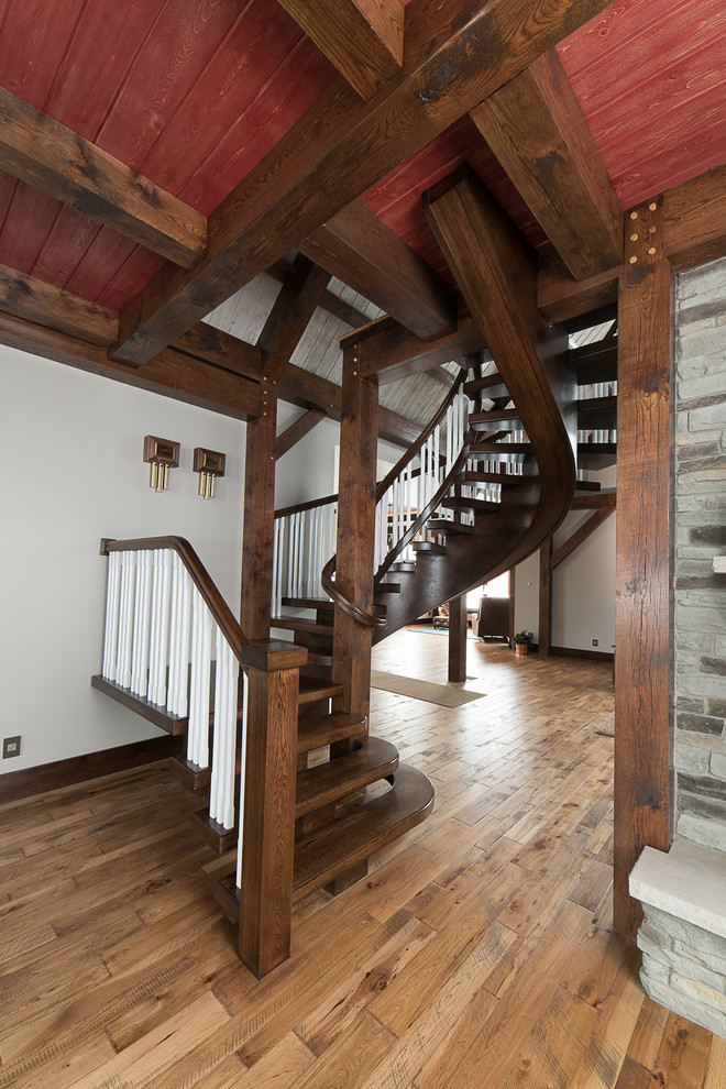 Diseño de escalera suspendida campestre grande sin contrahuella con escalones de madera y barandilla de madera