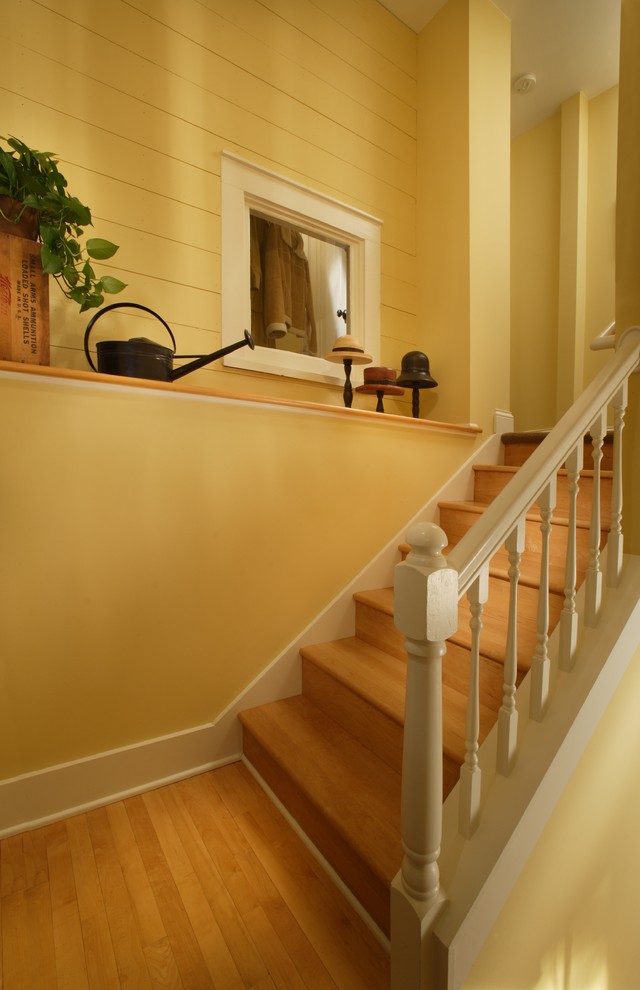 Пример оригинального дизайна: п-образная деревянная лестница в классическом стиле с деревянными ступенями
