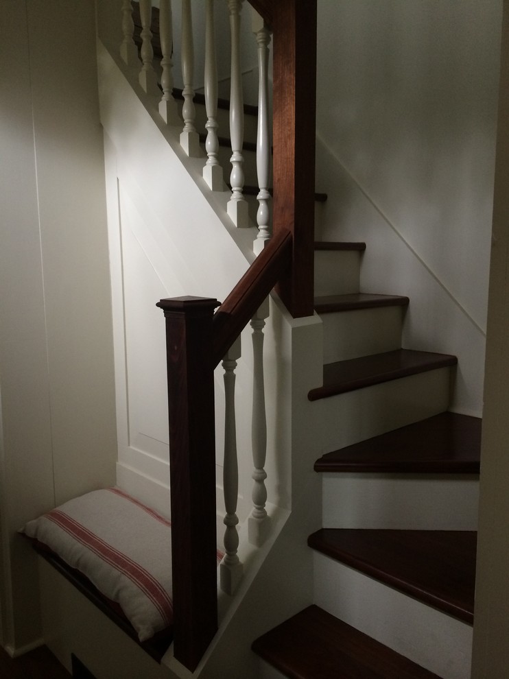 Cette photo montre un petit escalier peint nature en L avec des marches en bois.