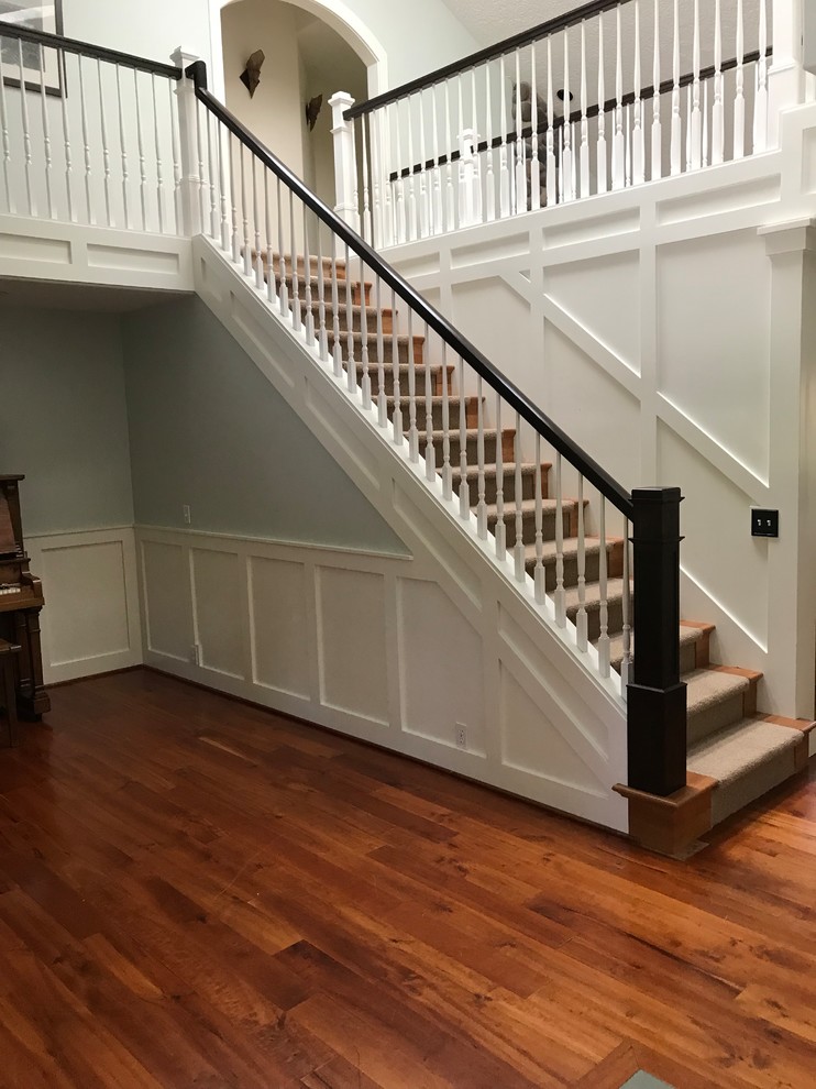 Стильный дизайн: большая прямая деревянная лестница в стиле кантри с деревянными ступенями и деревянными перилами - последний тренд
