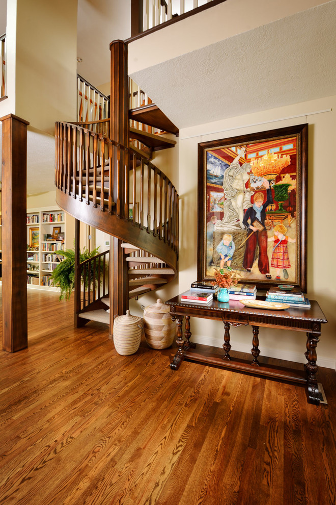 На фото: винтовая лестница среднего размера в стиле кантри с ступенями с ковровым покрытием без подступенок