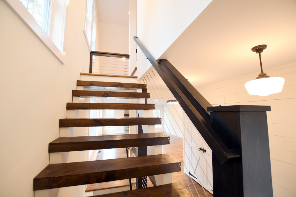 Mittelgroße Landhausstil Holztreppe in L-Form mit offenen Setzstufen und Drahtgeländer in New York