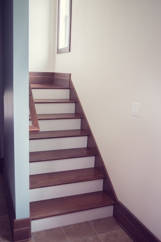 Modelo de escalera recta de estilo de casa de campo de tamaño medio con escalones de madera