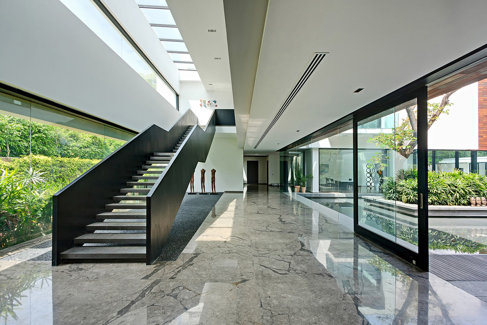 Свежая идея для дизайна: прямая лестница в стиле модернизм - отличное фото интерьера