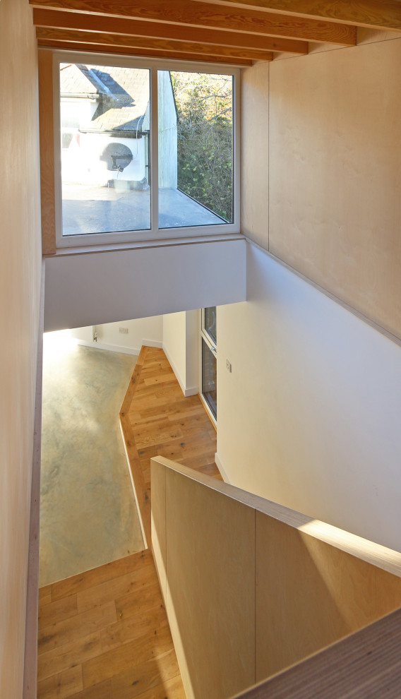 Ejemplo de escalera recta actual de tamaño medio con escalones de madera, contrahuellas de madera y barandilla de madera