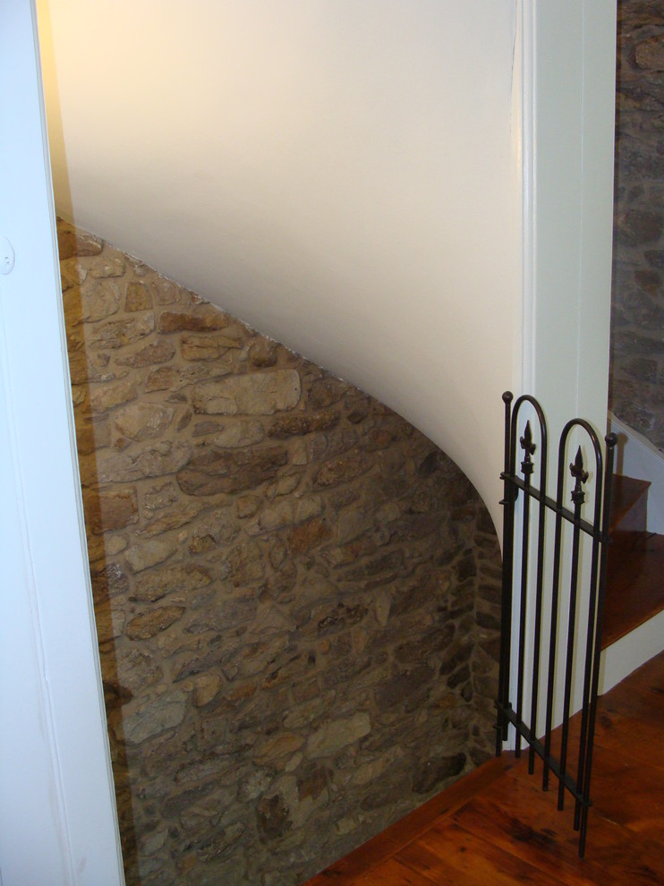 На фото: маленькая п-образная лестница в стиле кантри с деревянными ступенями и крашенными деревянными подступенками для на участке и в саду с