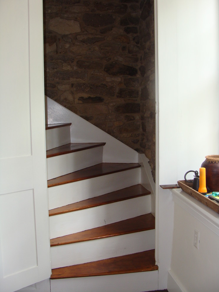 Ejemplo de escalera en U campestre pequeña con escalones de madera y contrahuellas de madera pintada