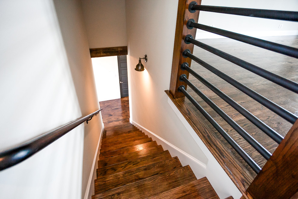 Imagen de escalera en L campestre de tamaño medio con escalones de madera, contrahuellas de madera y barandilla de metal