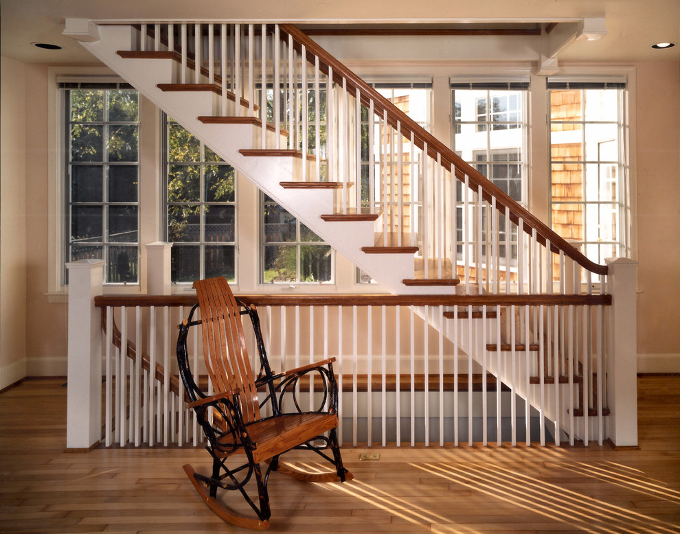 Foto de escalera suspendida campestre grande con escalones de madera y contrahuellas de madera pintada