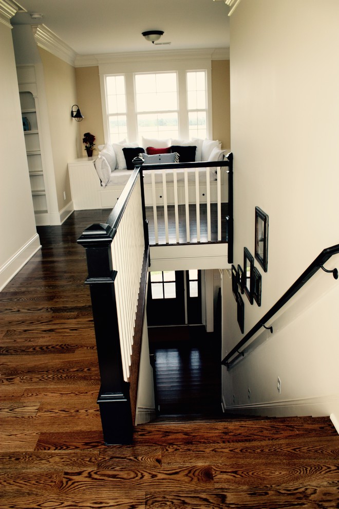 Idées déco pour un escalier peint droit classique de taille moyenne avec des marches en bois.