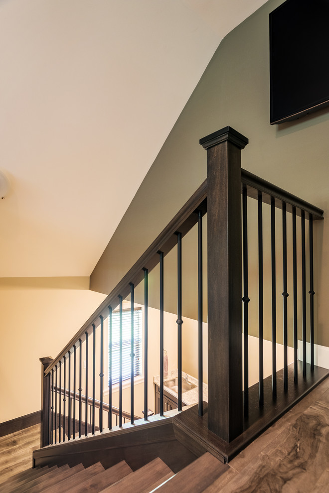 Imagen de escalera en L clásica de tamaño medio con escalones de madera, contrahuellas de madera y barandilla de varios materiales