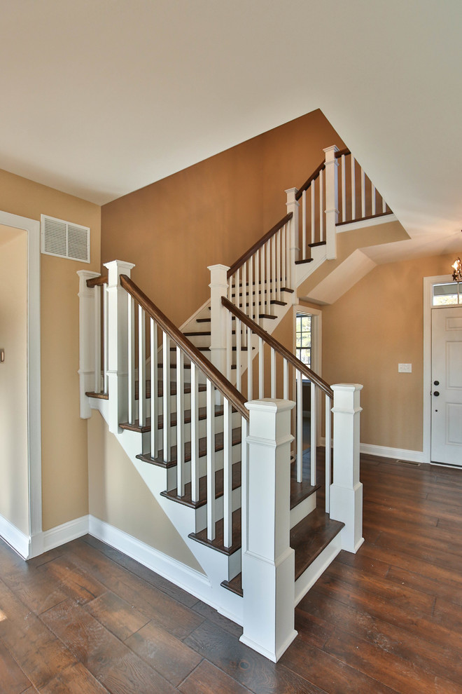 Стильный дизайн: угловая лестница среднего размера в стиле кантри с деревянными ступенями и крашенными деревянными подступенками - последний тренд