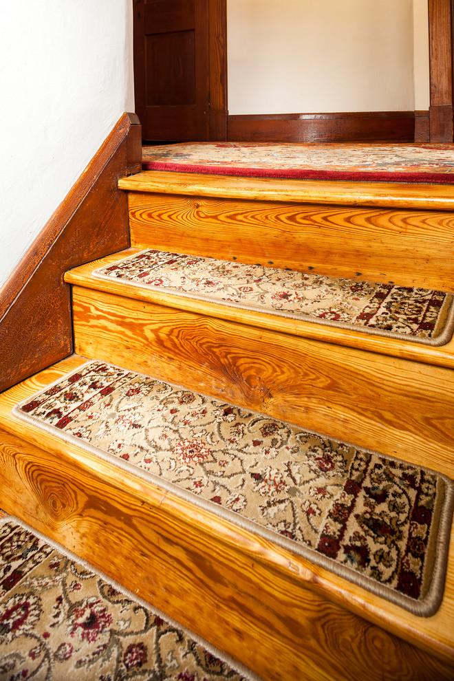 Foto de escalera recta tradicional pequeña con escalones enmoquetados y contrahuellas de madera