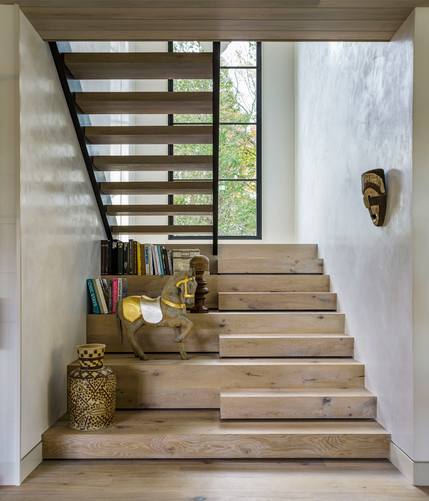 Пример оригинального дизайна: п-образная деревянная лестница среднего размера в стиле кантри с деревянными ступенями
